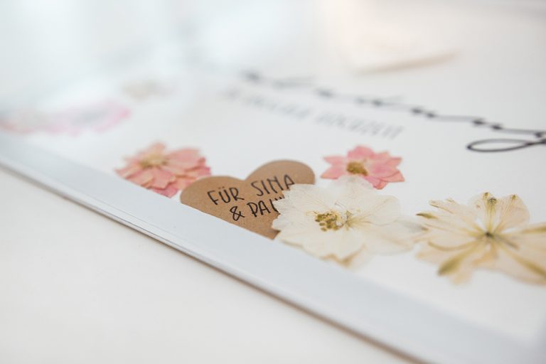 DIY Einladung zur Hochzeit: Schüttelkarte mit Trockenblumen