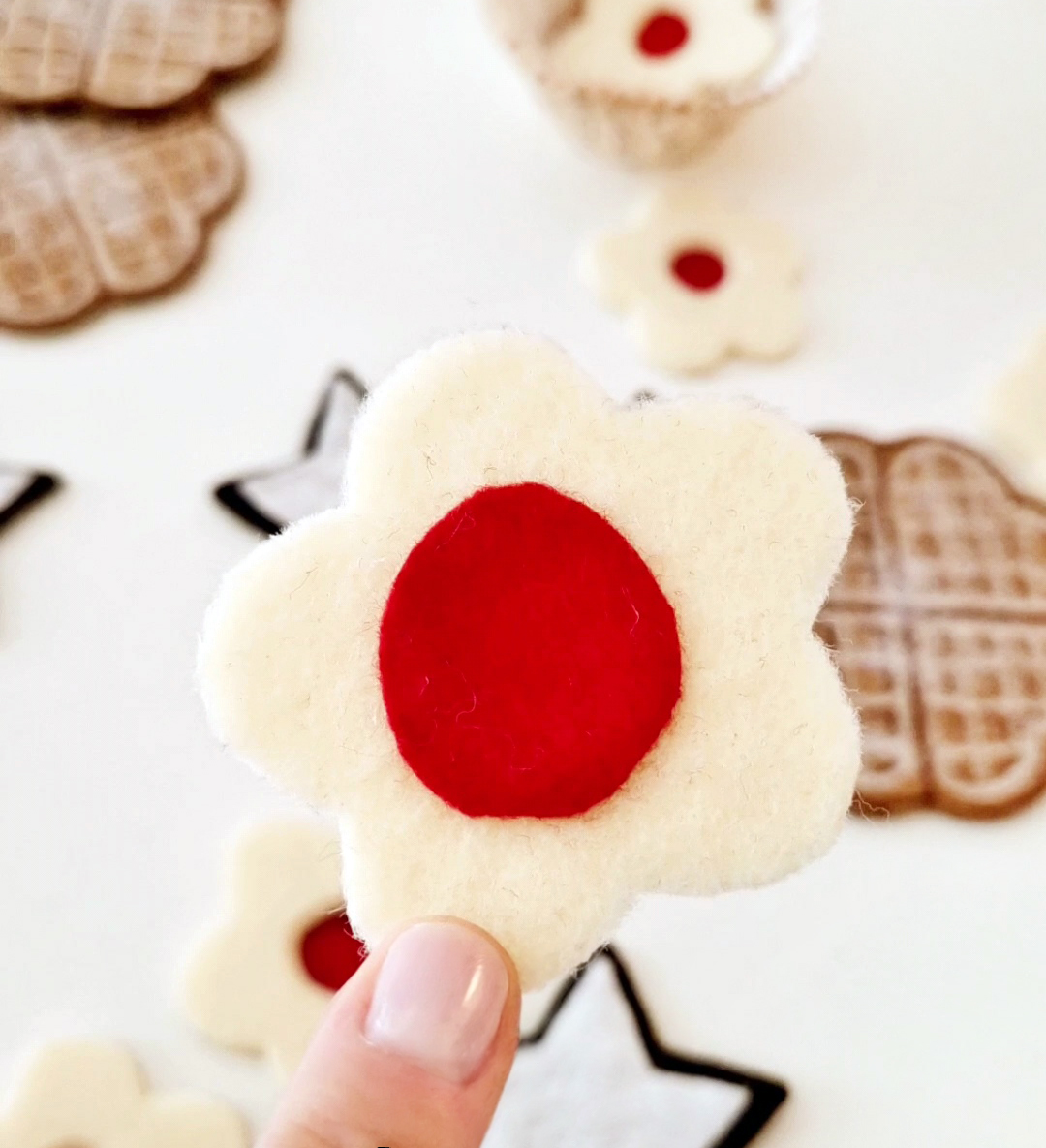 Making cookies with felt